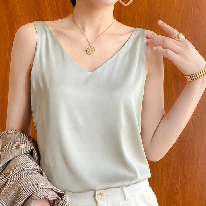 Elegant yet casual women's tank top. Relaxed fit, sleeveless, perfect for versatile everyday summer looks.