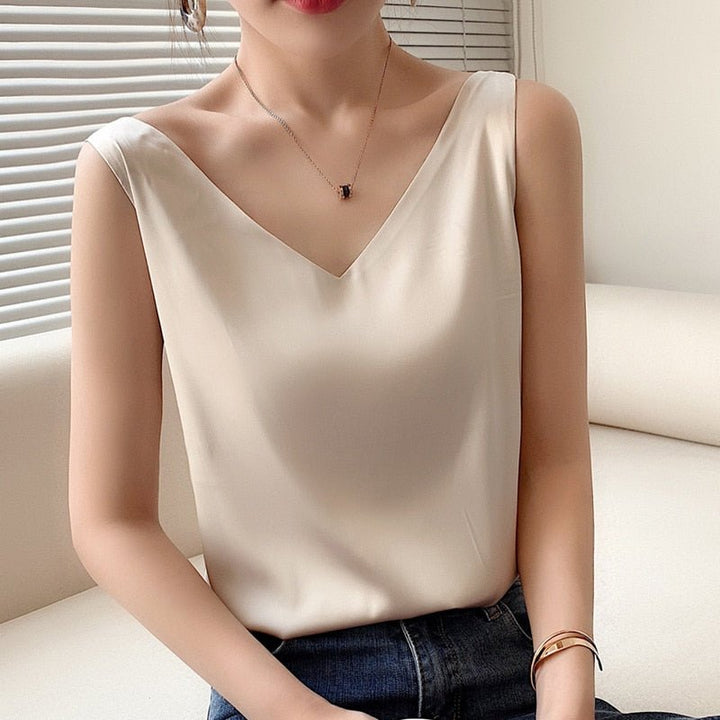 Comfortable sleeveless women's tank top. Relaxed fit for versatile everyday wear and summer fashion.