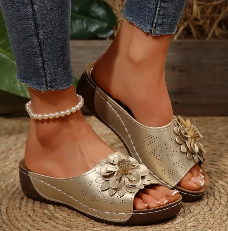 Easy-to-wear floral slide sandals for women, ultimate summer comfort, casual style.