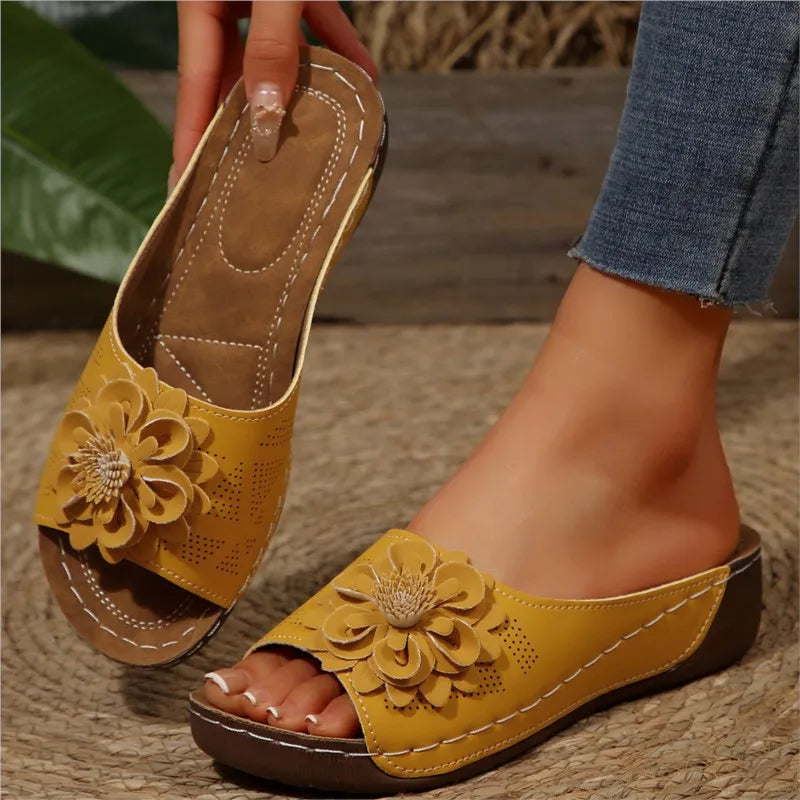 Fashionable women's floral flat sandals, comfortable slip-on style, open-toe design.