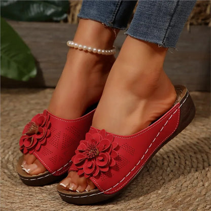 Angled view: Women's comfortable floral slide sandals, beach ready, open-toe design.