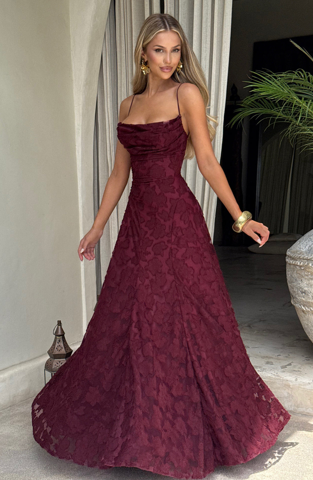 Long women's floral dress, perfect for summer, featuring a sleeveless design and waterfall neckline.