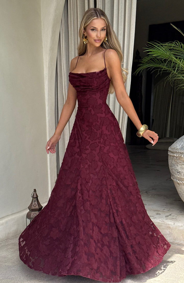 Long women's floral dress, perfect for summer, featuring a sleeveless design and waterfall neckline.
