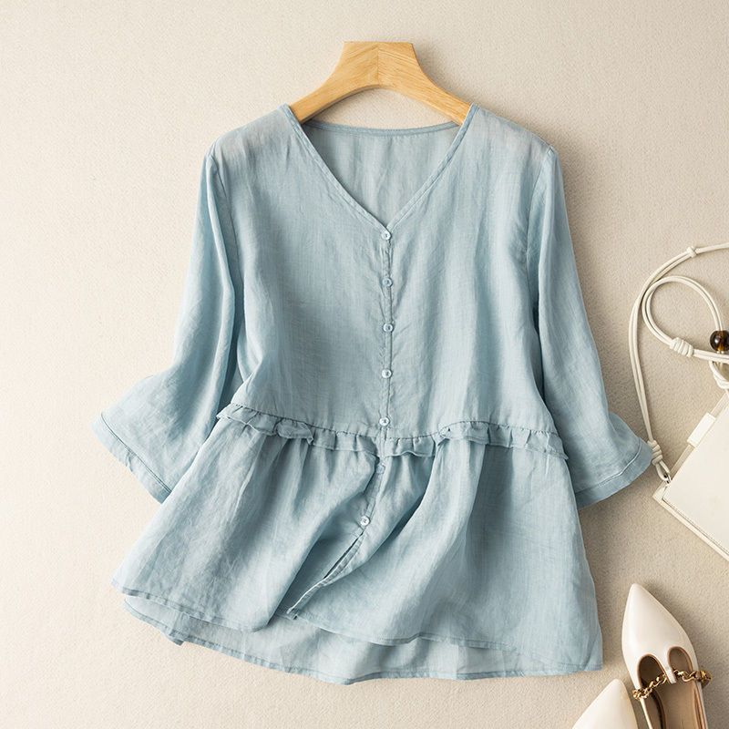 Women's flowy blouse in a relaxed fit, offering effortless style and comfort. Perfect for casual chic summer wear.
