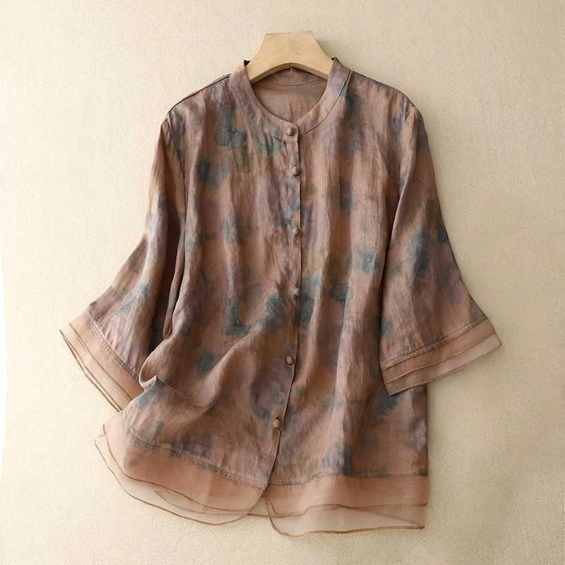 Comfortable flowy floral blouse for women, ideal for a stylish and versatile spring or summer outfit.
