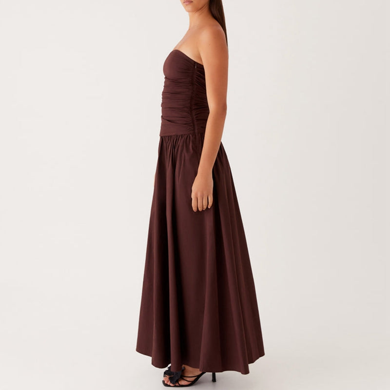 Women's strapless maxi dress, flowy and elegant, suitable for summer parties and events.