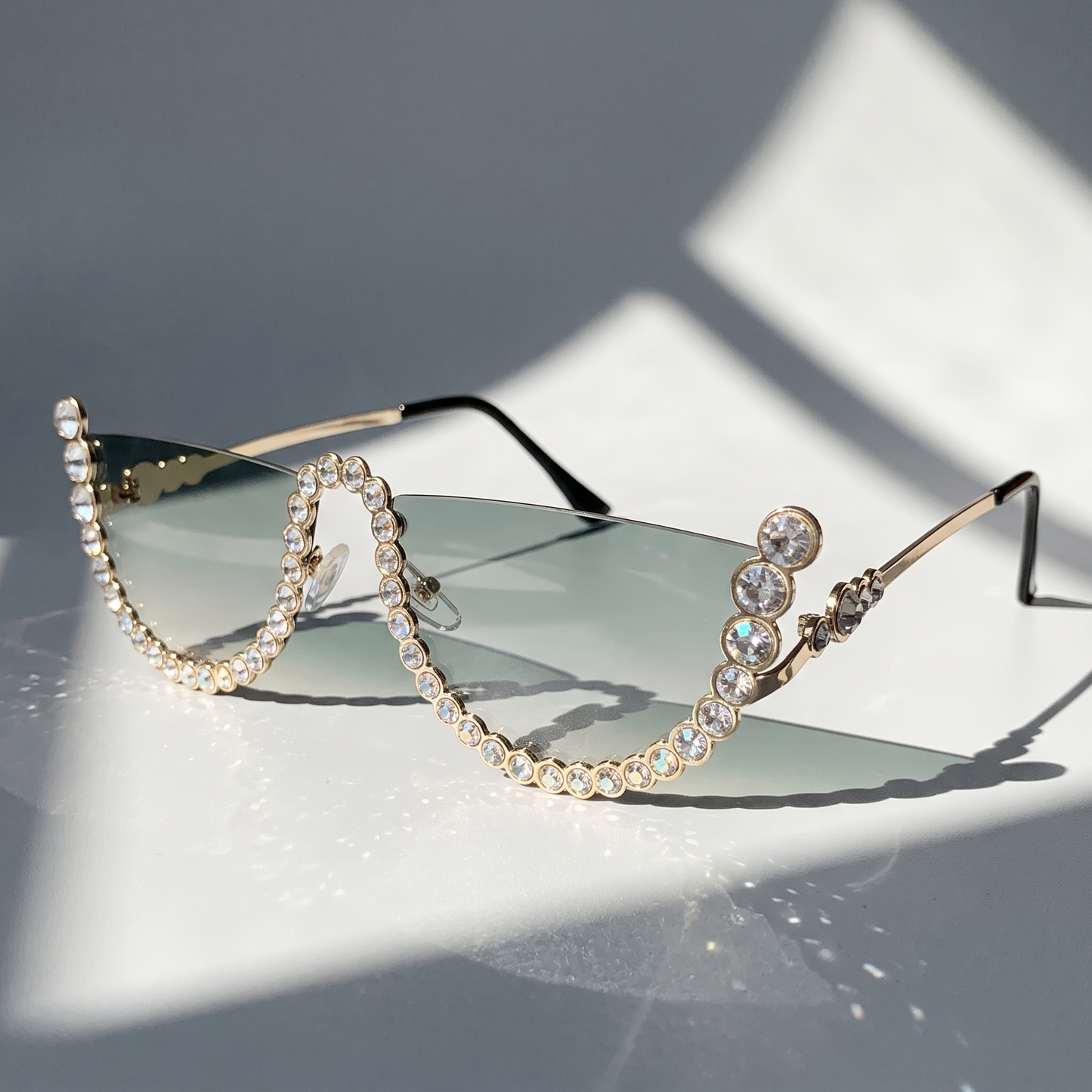 Protect your eyes with these chic women's frameless oval sunglasses. UV400 lenses for outdoor style.