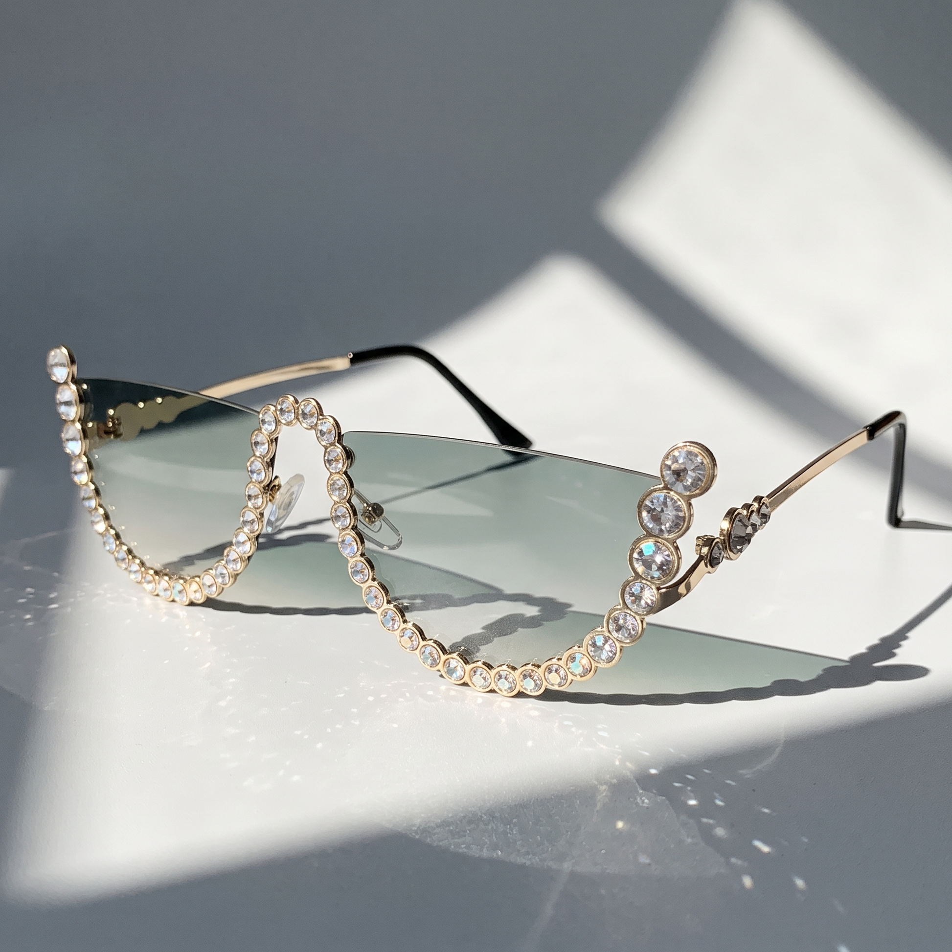 Protect your eyes with these chic women's frameless oval sunglasses. UV400 lenses for outdoor style.