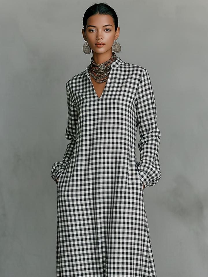Casual women's gingham maxi dress with V-neck, long sleeves, and practical pockets, ideal for everyday wear.