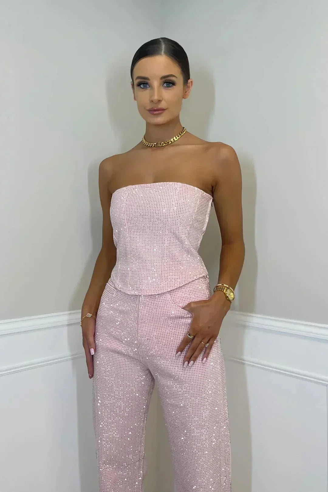Shimmering women's glitter crop top & high-waist jeans set. Sparkle top, fashionable party outfit.