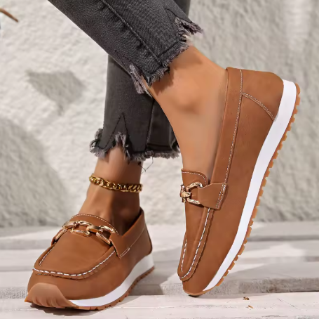 Versatile women's flatform loafers, easy slip-on style with a trendy gold chain detail and round toe.