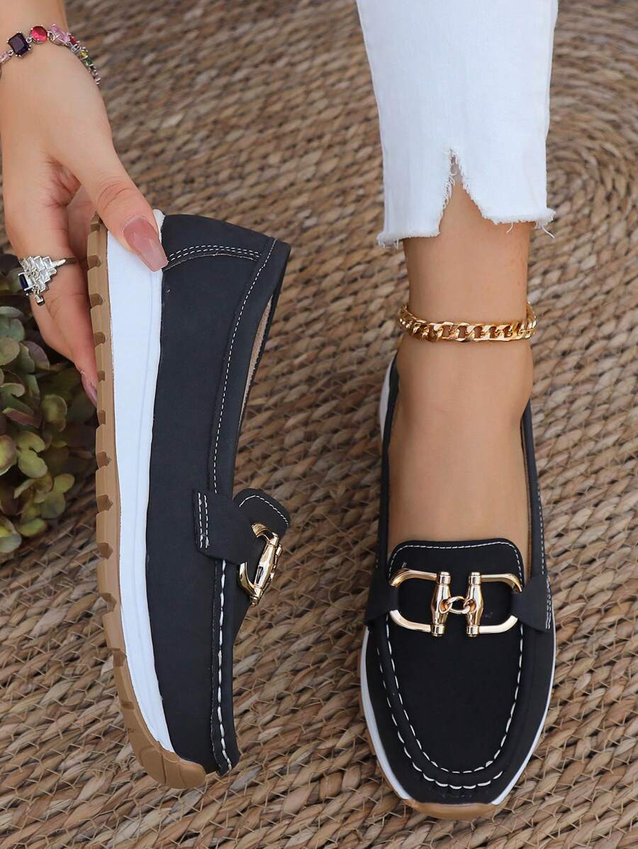 Everyday women's flatform loafers. Chic slip-on shoes featuring a sophisticated gold chain and classic round toe.
