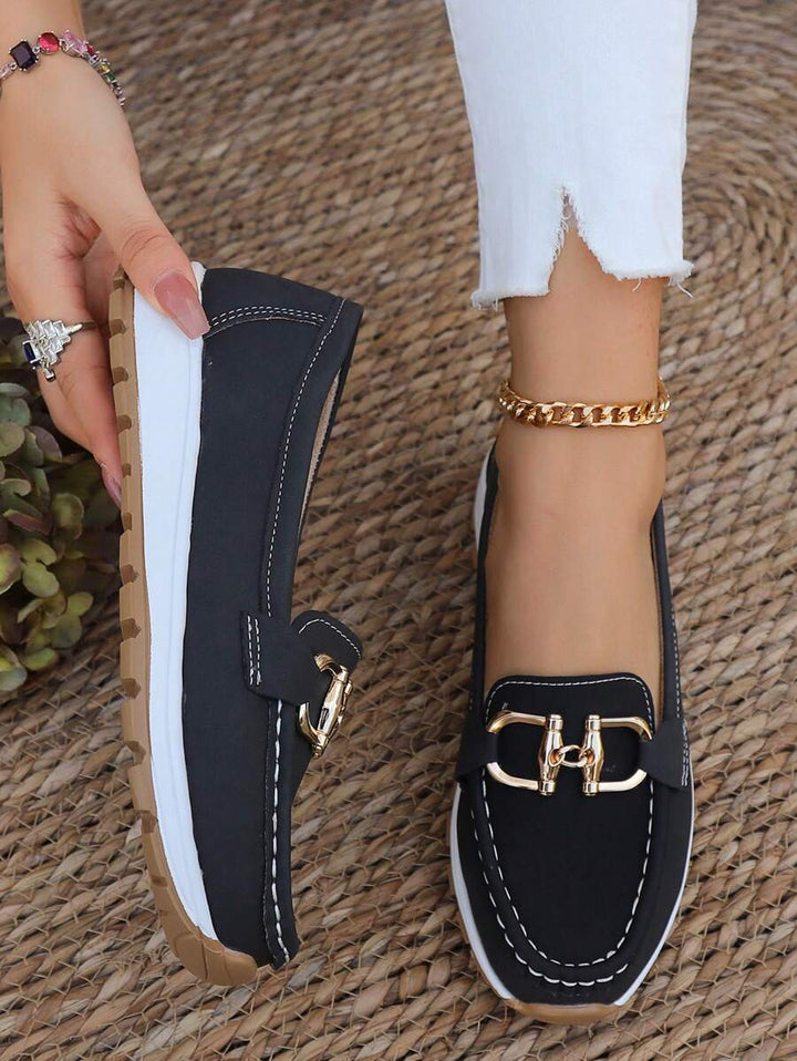 Everyday women's flatform loafers. Chic slip-on shoes featuring a sophisticated gold chain and classic round toe.