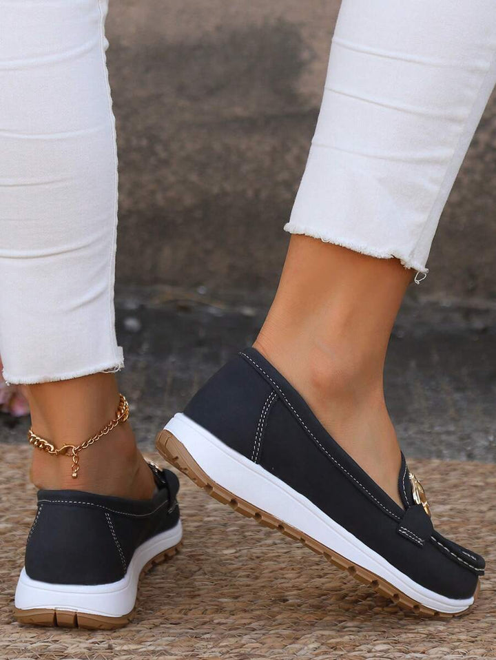 Stylish women's flatform loafers. Round toe slip-on shoes adorned with a fashionable gold chain accent.