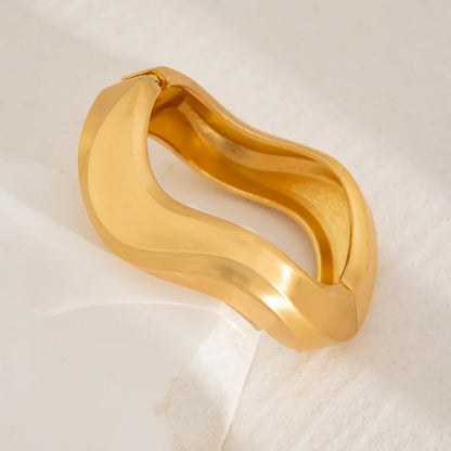 Women's 4-piece gold tone wave cuff bracelet set. Stackable bangles, a stylish vintage-inspired fashion jewelry.