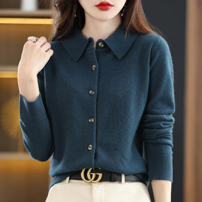 Stylish women's collared shirt, featuring tortoiseshell buttons. A versatile long sleeve top for workday elegance.