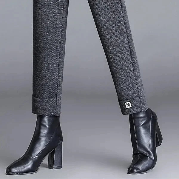 Elegant women's herringbone tailored trousers featuring an elastic high waist for comfort and a flattering fit.