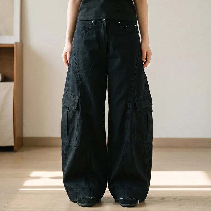 Women's high-rise baggy wide-leg jeans in black. Comfortable, relaxed fit, perfect for casual streetwear & vintage style.