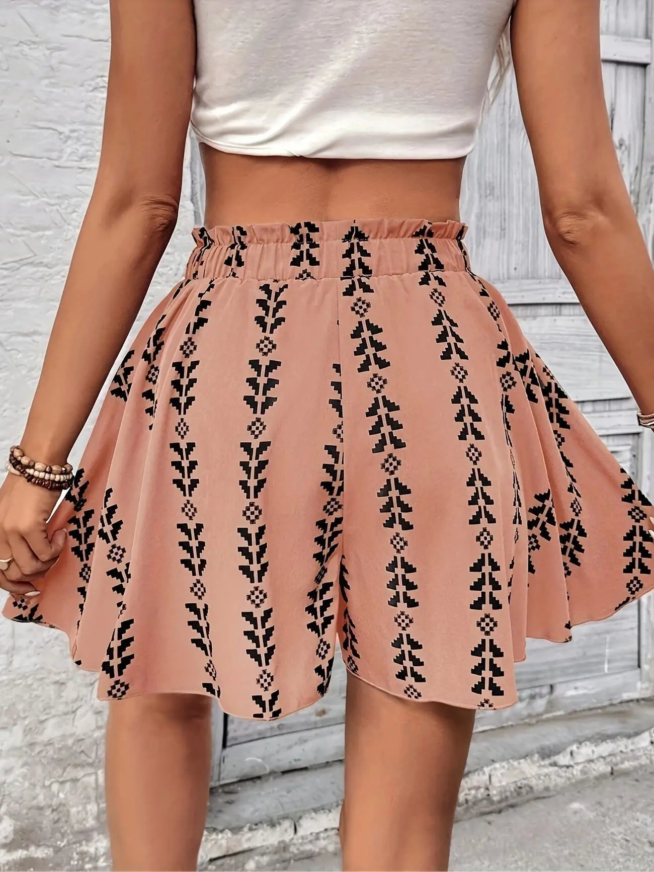 Comfortable women's high-rise boho shorts, flared and featuring a trendy geometric print.