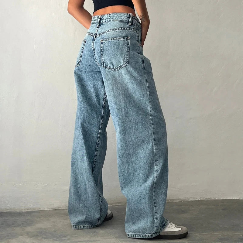 Stylish women's flowing high-rise jeans, perfect for versatile everyday wear. Modern relaxed fit pants.
