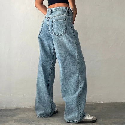Stylish women's flowing high-rise jeans, perfect for versatile everyday wear. Modern relaxed fit pants.