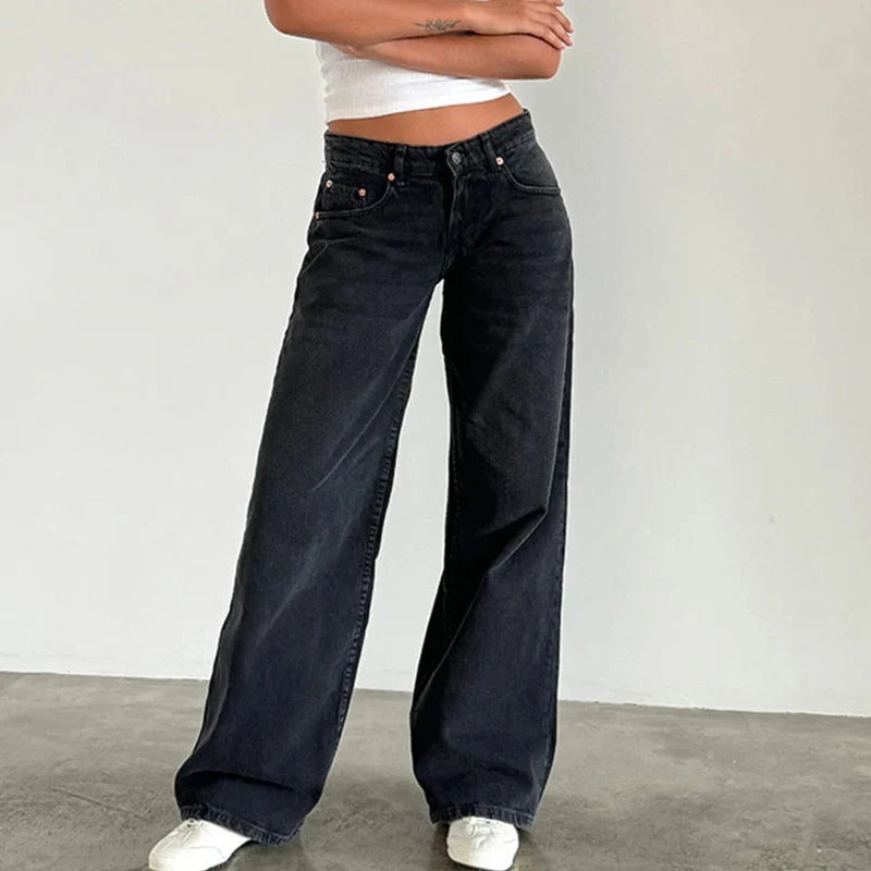 Flowing high-rise women's jeans in a relaxed fit. Versatile and stylish bottom for casual occasions.