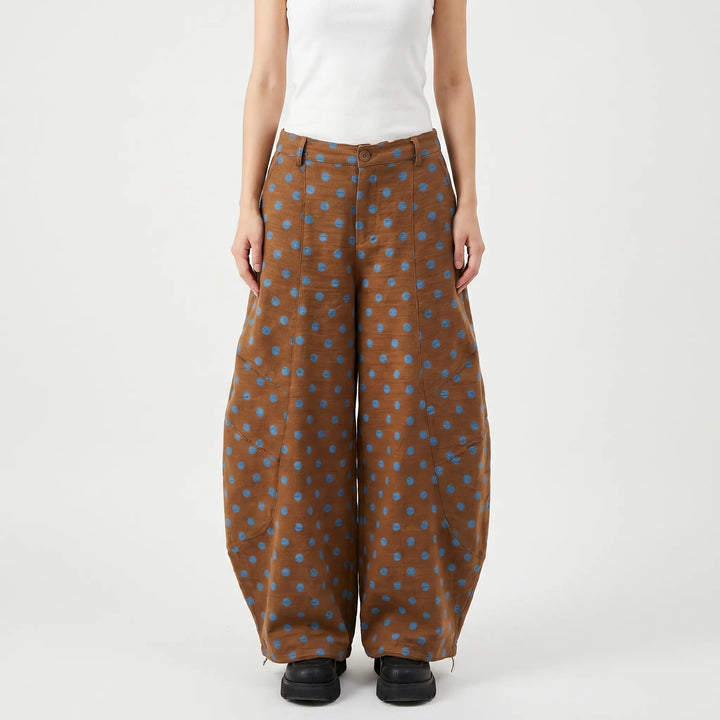 Comfortable women's high-rise barrel-leg pants in a wide cut, featuring an adjustable hem, great for casual summer outfits.
