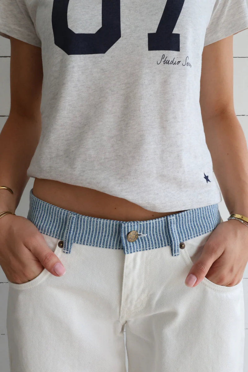 Effortless style with these women's high-rise wide-leg fashion jeans, perfect for casual wear.