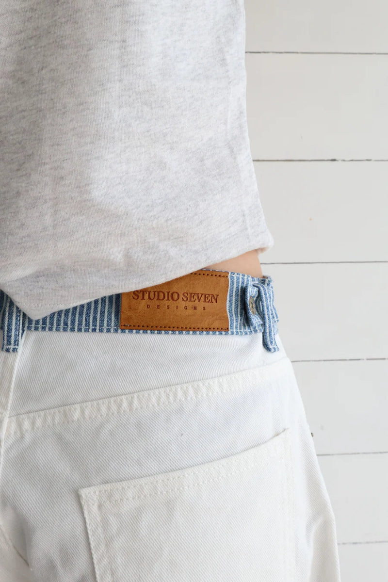 Versatile women's high-rise wide-leg jeans, ideal for casual outfits or dressed-up modern styles.