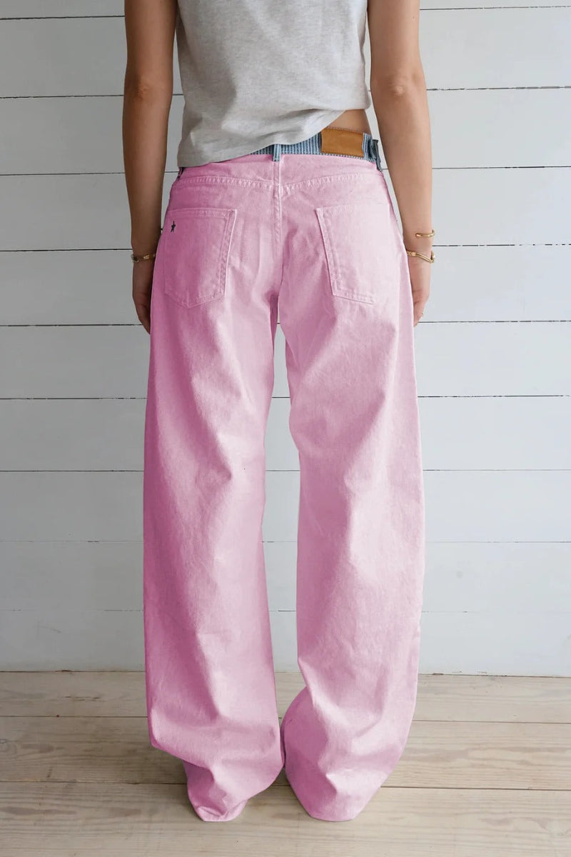 Modern fit high-rise wide-leg women's jeans, chic denim casual pants for a contemporary look.