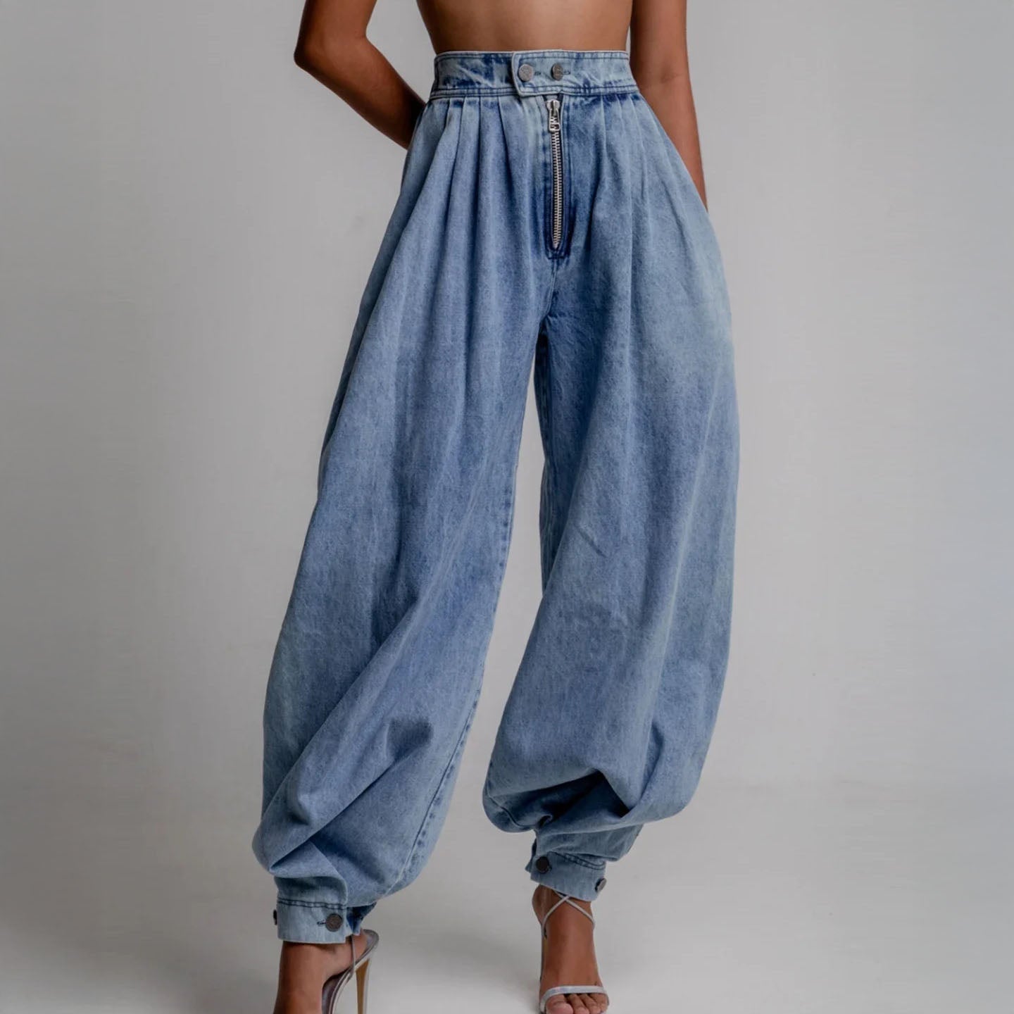 Women's high-waist balloon-leg trousers in blue, offering a stylish and comfortable relaxed fit for modern fashion.
