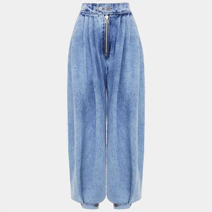 Modern women's blue high-waist balloon-leg trousers. A stylish and comfortable relaxed fit, perfect for casual fashion.