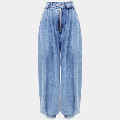 Modern women's blue high-waist balloon-leg trousers. A stylish and comfortable relaxed fit, perfect for casual fashion.