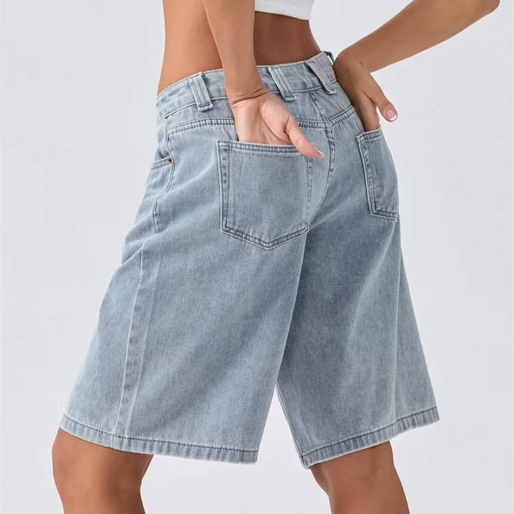 Vintage style women's Bermuda shorts, a comfortable high-waist cut perfect for casual summer fashion.
