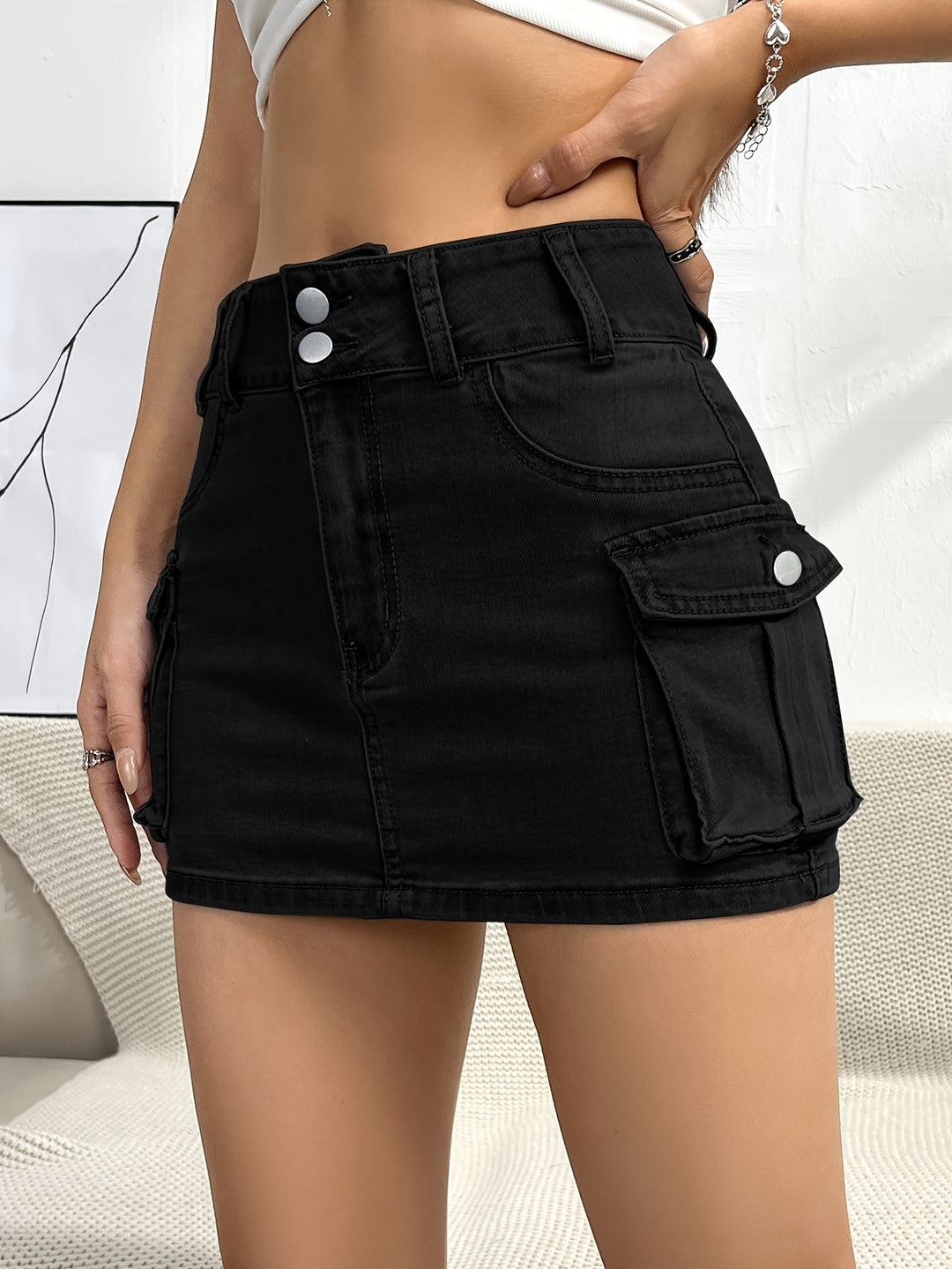 Women's high waist cargo mini skirt. Chic street style, perfect for a trendy casual look.