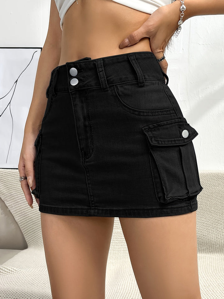 Women's high waist cargo mini skirt. Chic street style, perfect for a trendy casual look.
