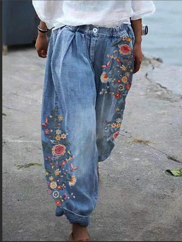 Women's high-waist loose denim cargo pants with wide leg. Trendy casual fit jeans.