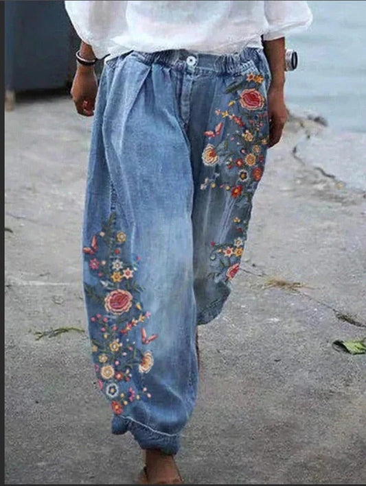 Women's high-waist loose denim cargo pants with wide leg. Trendy casual fit jeans.