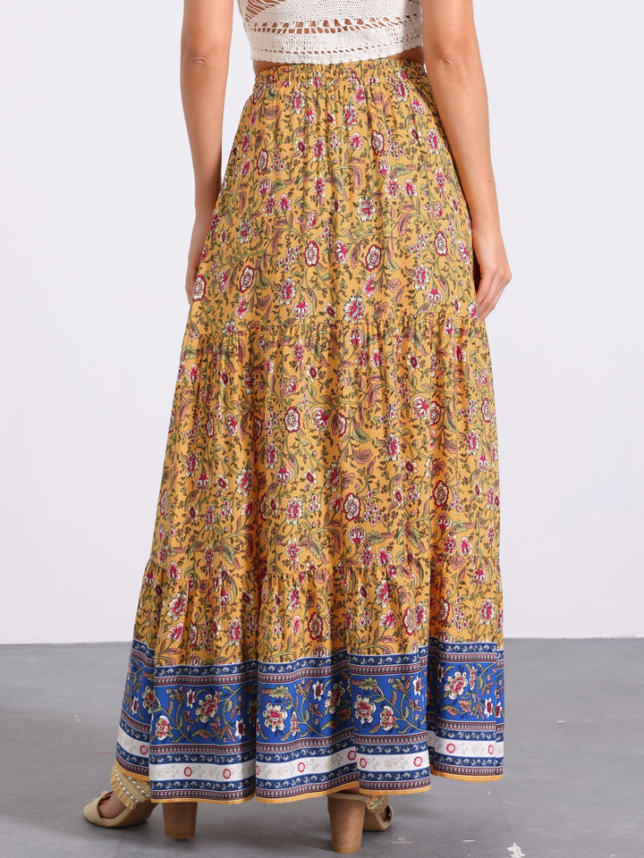 Casual summer look: high waist printed maxi skirt, flowing and comfortable with a side slit.