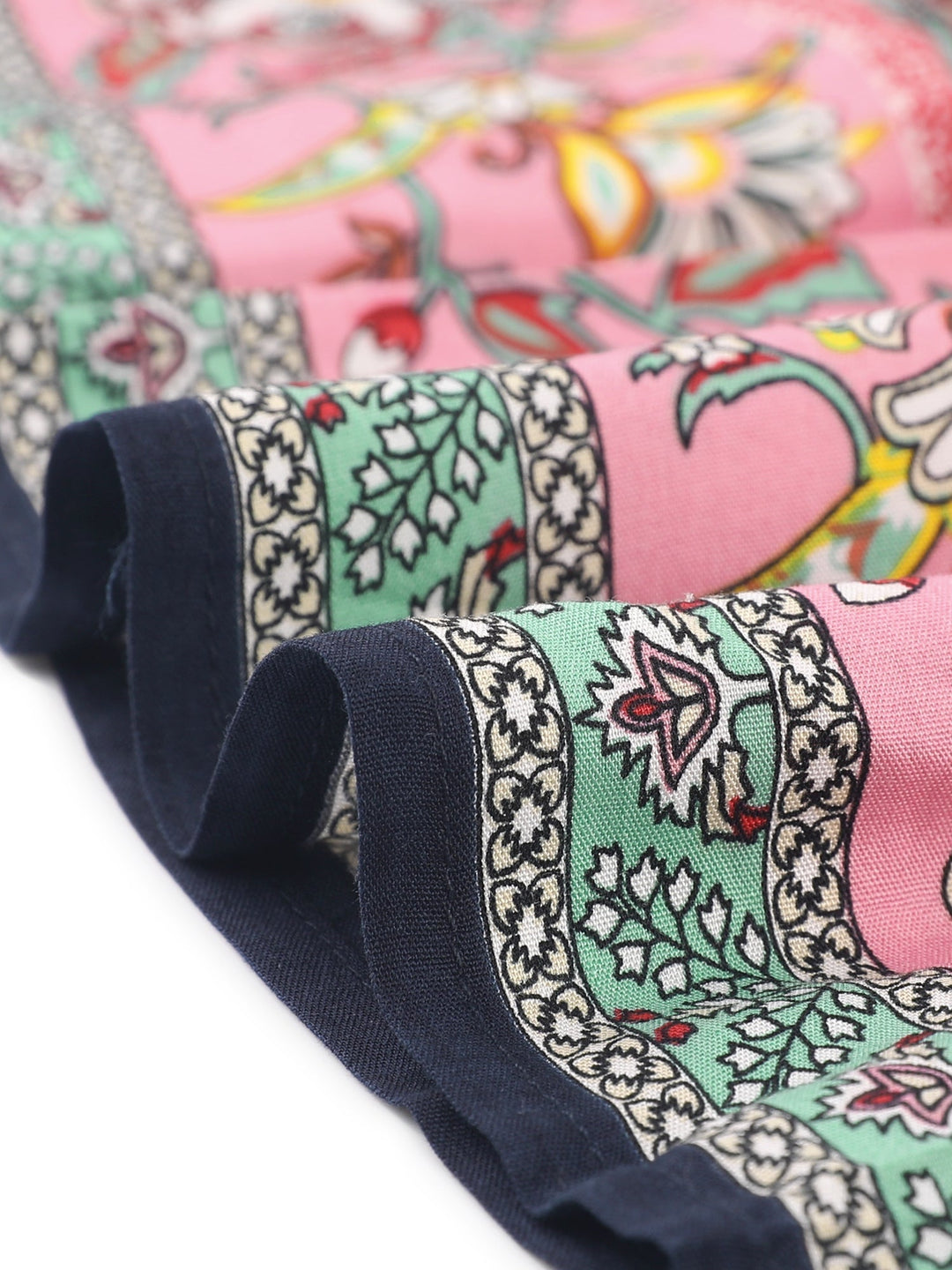 Casual elegance: high waist printed maxi skirt with a flowing silhouette and chic side slit.