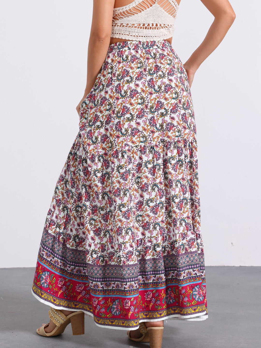 Women's vacation maxi skirt, high waist, flowing printed fabric, featuring a chic side slit.