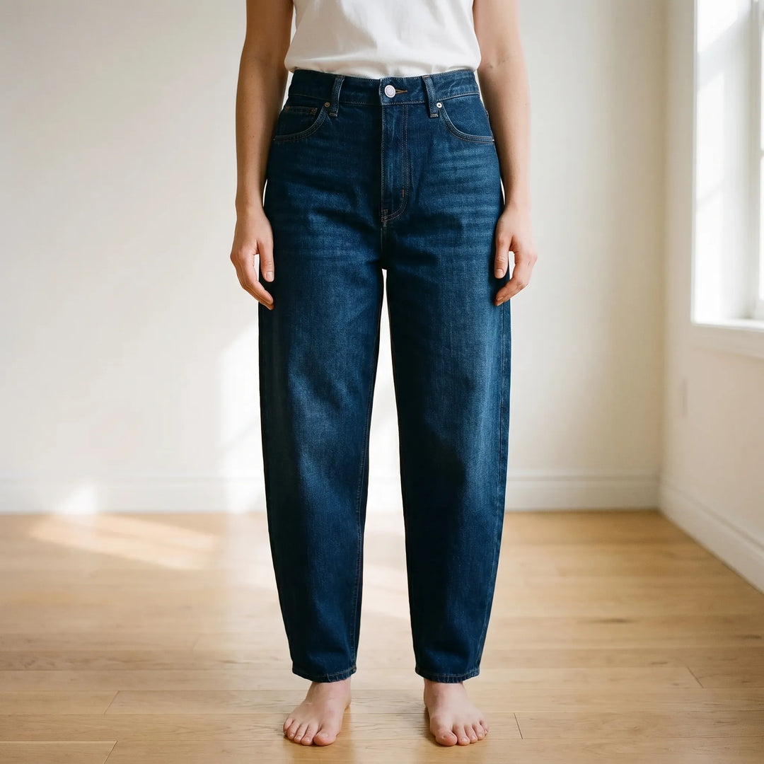 Women's high-waist relaxed barrel-leg pants in a modern style, perfect for comfortable everyday wear.