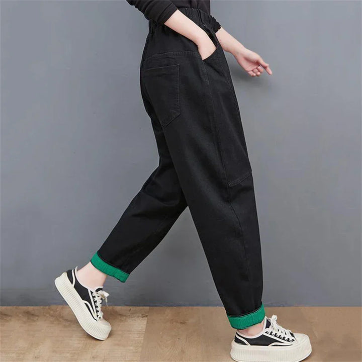 Stylish women's oversized ankle jeans; a perfect blend of high-waisted, baggy fit, & vintage aesthetic.