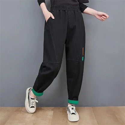 Loose-fit women's denim pants, high-waisted & baggy. Plus size friendly ankle jeans for a relaxed look.