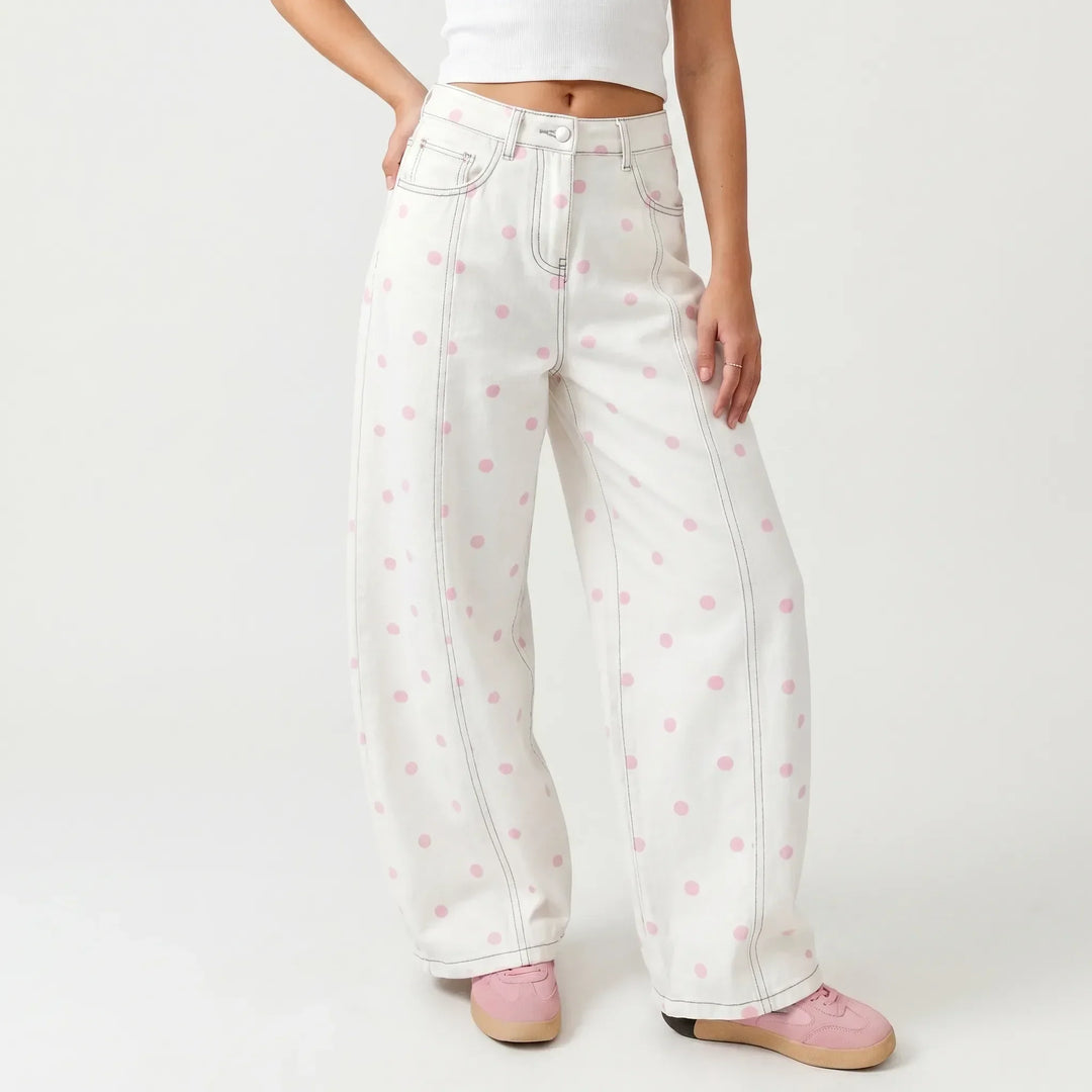 Fashionable women's dotted high-waisted barrel pants in a relaxed fit. Ideal for spring and summer casual style.