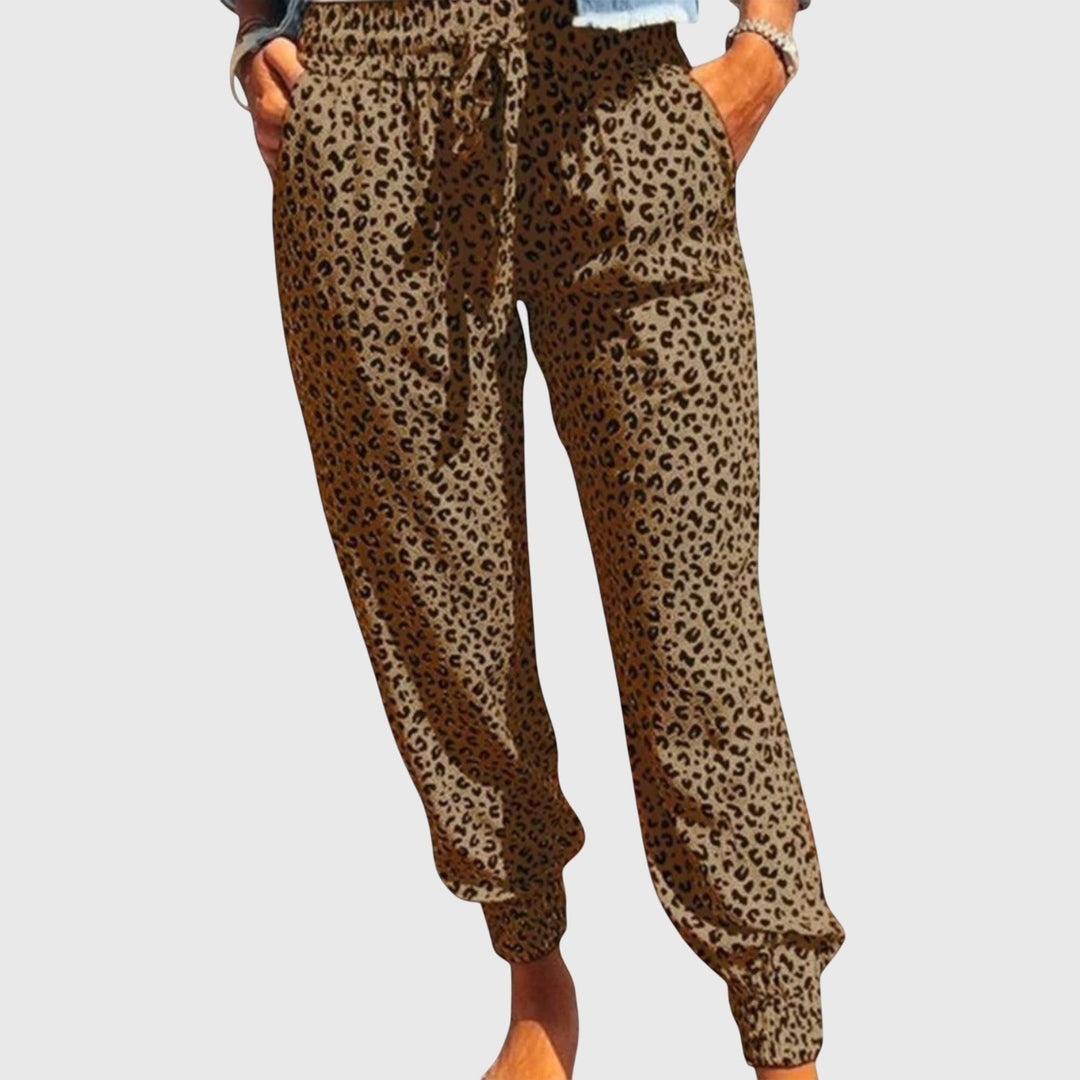 Chic women's animal print wide-leg pants featuring a bold leopard pattern. Perfect for a statement fashion look.