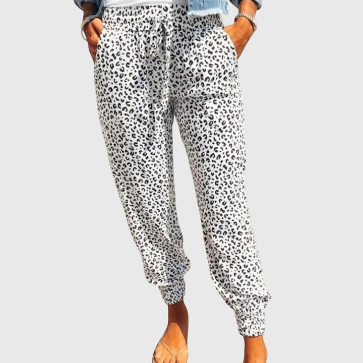 Stylish high-waist women's wide-leg pants with an eye-catching leopard print, offering a relaxed and fashionable fit.