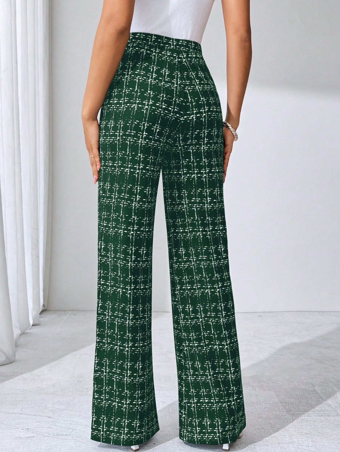 Versatile women's plaid flare pants, high-waisted, stretch knit, ideal for everyday wear and comfort.