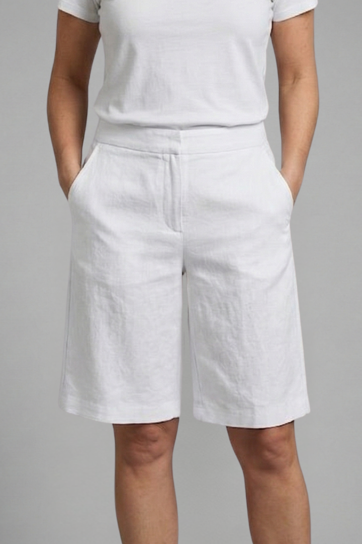 Comfortable high-waisted women's summer shorts with a relaxed tailored fit, ideal for everyday wear and spring fashion.