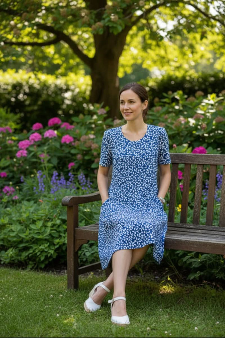 Effortless women's knee-length floral casual dress, ideal for versatile everyday summer wear.